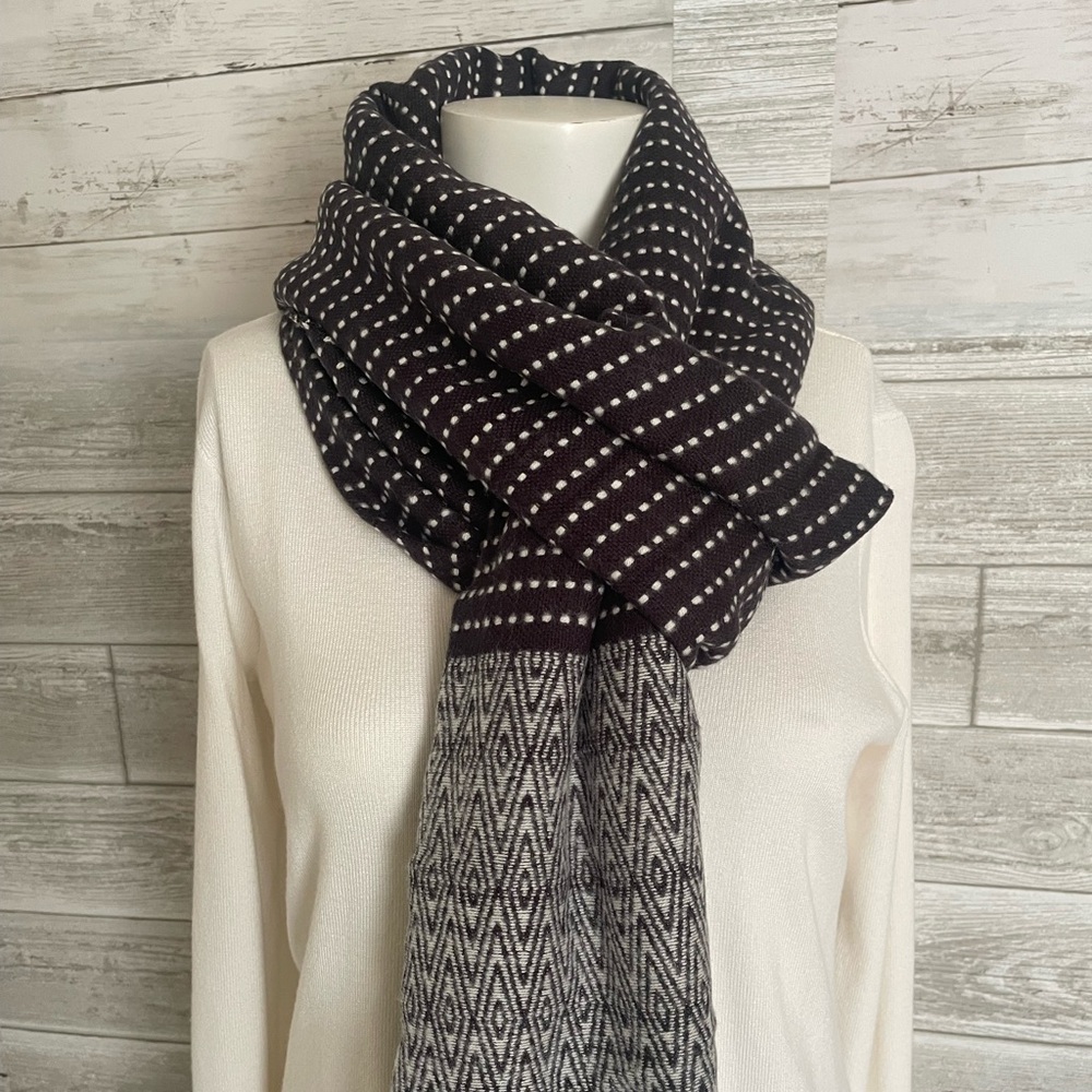 GAP Black and White Geometric Scarf
